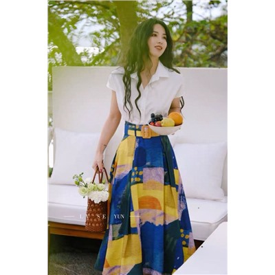 Женский комплект из льняной рубашки и яркой юбки