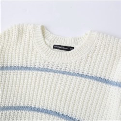 Модный и универсальный свитер с контрастными полосками