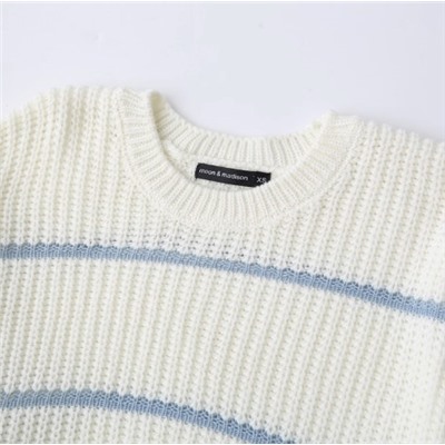 Модный и универсальный свитер с контрастными полосками