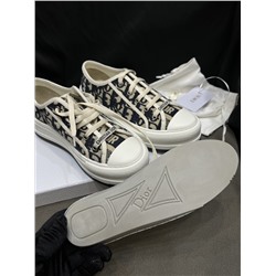 -Импортная чистая оригинальная ткань для вышивки (непревзойденная трехмерная мягкость) -Импортная подкладка из овчины. - Подошва частной модели .высокая версия