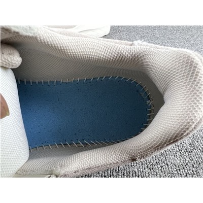 Женские спортивные туфли