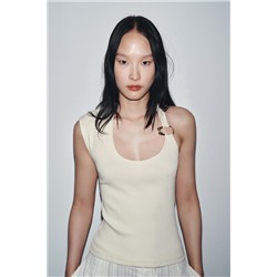 RIBBED TOP WITH METAL DETAIL