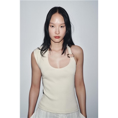 RIBBED TOP WITH METAL DETAIL