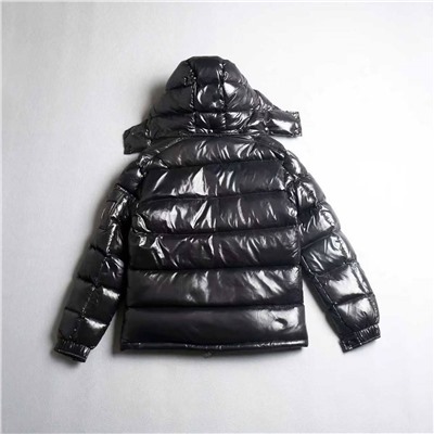 Теплая зимняя куртка пуховик Moncle*r с глянцевой поверхностью