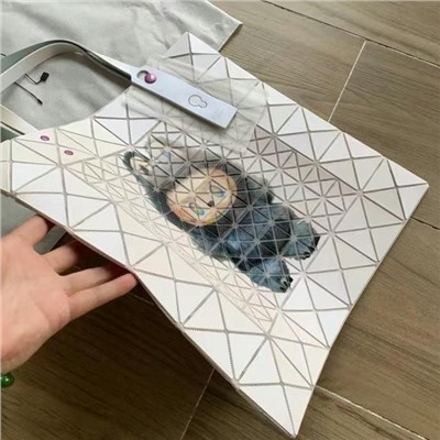 Интересная модель шопера с изображением LABUB*U