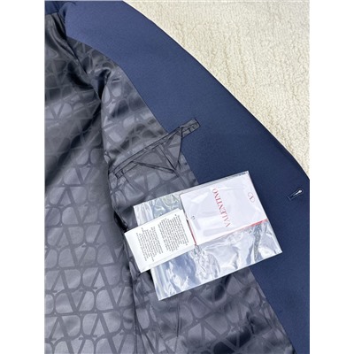 высокая версия пиджак, , подиумный стиль, изысканная вышивка золотой нитью, кастомизация формованных кнопок фурнитуры, кнопок всего двести и они ничем не отличаются от YB