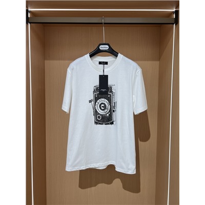 Футболки WEEKEND MAX MARA 26-style LOVE letter 1983. Эта серия — точная копия оригинального дизайна, с очень аккуратной строчкой и этикеткой, изготовленной на заказ. Изготовлены из комфортной и приятной для кожи ткани из чистого хлопка.