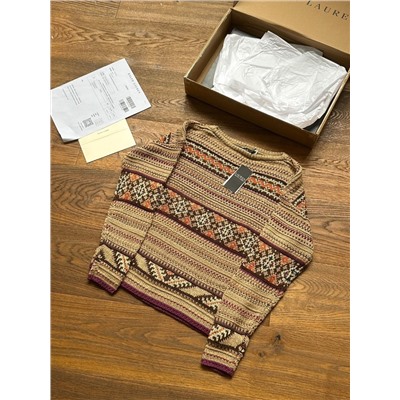 Жаккардовый свитер Fair Isle с круглым вырезом от Ralph Lauren  Пряжа окрашена в 9 различных цветов: кофейный/темно-кофейный/светло-фиолетовый/коричневый/светло-абрикосовый/абрикосовый/синий/оранжевый/темно-фиолетовый. Она полностью соответствует оригинальной индивидуальной процедуре плетения и крашения. На изготовление пряжи уходит не менее 20 дней. красить действительно очень долго и трудоемко!!  Время тратится на повторную корректировку цветов окрашивания. Так много цветов нужно сопоставлять один за другим. Если один цвет неправильный, это повлияет на общее ощущение.  Жаккардовый узор Fair Isle вяжется на ткацком станке Stoll 7, импортированном из Германии. В нем используется оригинальный процесс интарсии из пряжи. Эта часть требует больше всего пряжи и требует больше времени для плетения, чем обычные вязаные свитера.