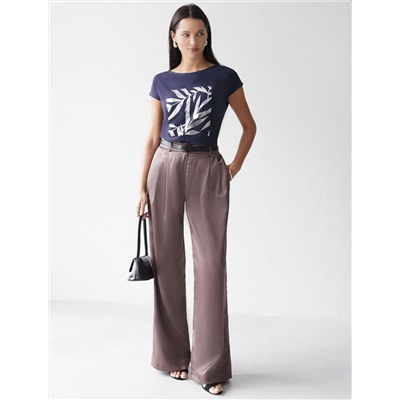 Нарядная футболка с серебристым принтом