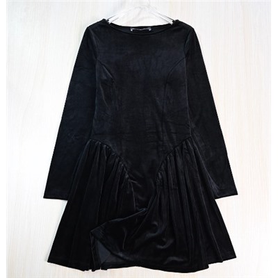 Бархатное платье с круглым вырезом и длинными рукавами