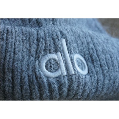 Теплая шапка унисекс с вышивкой логотипа бренда  AL*O