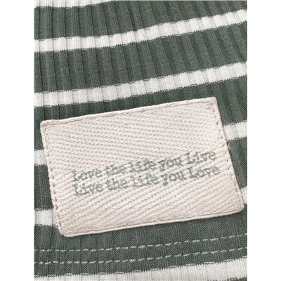 Платье из трикотажа в широкий рубчик с разрезами