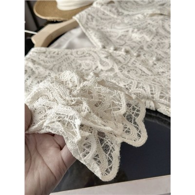 Нежное элегантное облегающее кружевное платье на пуговицы