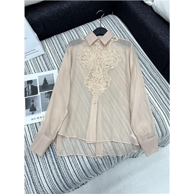 качество люкс  Ermanno scervin*｜King of Lace 2025, новое поступление, шелковая рубашка с кружевной вышивкой и острым воротником Индивидуальный материал YB из 100% тутового шелка с гладкой текстурой, комфортной и питательной кожей, а также благородным дизайном рубашки с заниженными плечами и острыми лацканами, который модифицирует фигуру, делает вас мягким и элегантным и имеет тяжелую водорастворимую вышивку. Распространение на большой площади в области декольте, плеч, шеи и передней части. Вырисовывающаяся текстура прозрачной основной ткани делает его еще более сексуальным. Великолепное, большое боди, однотонное, универсальное, легко сочетается, классический стиль, многослойное. для создания эффекта юбки, более модные способы игры, легко адаптируется к другим вещам