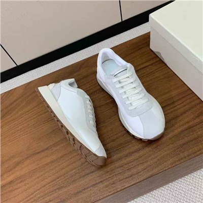 Брунелл* Кучинелл*】повседневные кроссовки. Верх выполнен из импортной воловьей и воловьей кожи. Аксессуары-цепочки из бисера ручной работы! Внутренняя набивка из саржевого хлопка высокой плотности и оригинальная формованная подошва!