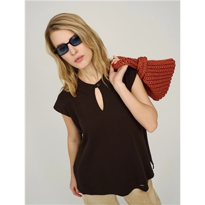 Коричневый вязаный жилет с воротником