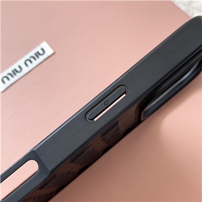 новый чехол для мобильного телефона из натуральной кожи с тиснением логотипа  Весь комплект чехлов изготовлен из импортной овчины из ТПУ + итальянский экологически чистый суперсъемный внутренний слой (! В чехлах для мобильных телефонов все материалы изготовления на высшем уровне)  Что касается мастерства и качества этого чехла для мобильного телефона, то он сделан по заказу