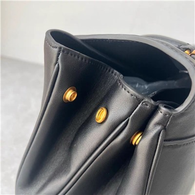 Женская кожаная сумка актуальной формы