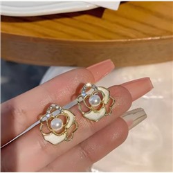 Серьги-гвоздики с жемчугом и бриллиантами