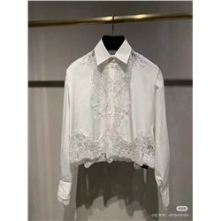 Оригинальное качество Ermanno scervin*｜King of Lace 2025, новая короткая рубашка с острым воротником 100% хлопок саржи YB по индивидуальному заказу с гладкой и удобной текстурой. Рубашка с заниженными лацканами подчеркивает фигуру. Мягкая и элегантная водорастворимая вышивка широко распространена на плечах, шее, спереди и сзади. Выпуклая текстура более сексуальна. Великолепные манжеты повторяют стиль дизайна, более скоординированы и унифицированы. ткани и аксессуары по индивидуальному заказу.