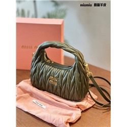 Трендовая сумка-малышка MiuMiu 👔  Реплика  Материал: овечья кожа  4 цвета  Размер: 22*11