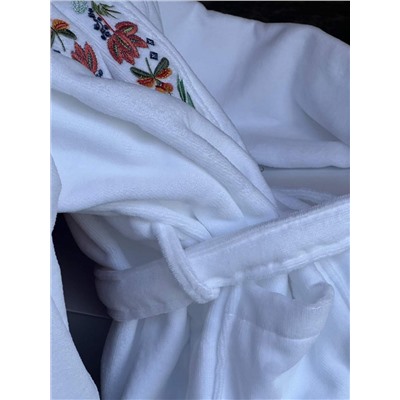 Ультра мягкий женский халат с невероятно красивой и изысканной вышивкой   Yve*s Delorm*e