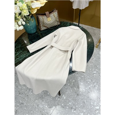 Maxmara Bondone имеет большую длину и больше подходит для женщин ростом выше 163 см. Изготовлен из двухрядной роговой пряжки и гофрированного кашемира. Все изделие сшито вручную. Ткань: 100% кашемир. Распродажа  оригинальный сингл