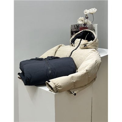 Высококачественный пуховик из высококачественного белого утиного пуха для дополнительного тепла. Требования к каждой детали очень строгие, требования к качеству изготовления ткани и другим аспектам тоже очень высокие! Классический и универсальный стиль обладает лучшими ветрозащитными и дышащими свойствами, что делает его более удобным в ношении и гибким при движении. Однотонный дизайн прост и элегантен. Обычно его сочетают со свитером или свитером, чтобы сохранить свежесть, чистоту и тепло. Пуховик – теплый и стильный.