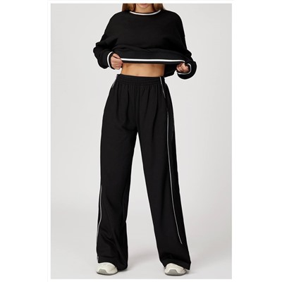 Легкий женский спортивный костюм