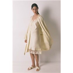 Bata corta satén amarilla