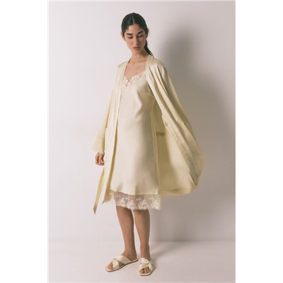 Bata corta satén amarilla