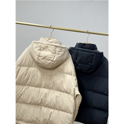 Высококачественный пуховик из высококачественного белого утиного пуха для дополнительного тепла. Требования к каждой детали очень строгие, требования к качеству изготовления ткани и другим аспектам тоже очень высокие! Классический и универсальный стиль обладает лучшими ветрозащитными и дышащими свойствами, что делает его более удобным в ношении и гибким при движении. Однотонный дизайн прост и элегантен. Обычно его сочетают со свитером или свитером, чтобы сохранить свежесть, чистоту и тепло. Пуховик – теплый и стильный.