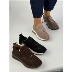 Кроссовки на левой ноге цвет