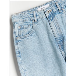 Джинсы mom fit с эффектом потертости