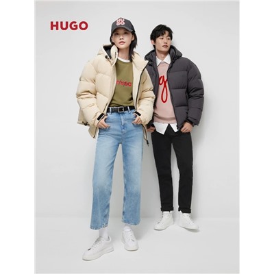 Высококачественный пуховик из высококачественного белого утиного пуха для дополнительного тепла. Требования к каждой детали очень строгие, требования к качеству изготовления ткани и другим аспектам тоже очень высокие! Классический и универсальный стиль обладает лучшими ветрозащитными и дышащими свойствами, что делает его более удобным в ношении и гибким при движении. Однотонный дизайн прост и элегантен. Обычно его сочетают со свитером или свитером, чтобы сохранить свежесть, чистоту и тепло. Пуховик – теплый и стильный.