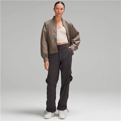 Классический бомбер Lulu в стиле ретро поможет пережить переходные сезоны жары и холода. Эта легкая куртка свободного кроя. В прохладную погоду ее можно носить со свитером, а в прохладную погоду — отдельно. погода жаркая для комфорта. Трехмерный силиконовый логотип бренда на манжетах прост, но индивидуален. Тканый и окрашенный по индивидуальному заказу воротник + манжеты, карманы на молнии для удобного хранения и повышенной безопасности. Ветрозащитная ткань Glyde противостоит проникновению дождя и имеет регулируемый подол для дополнительного тепла. Будь то функциональность или практичность, о качестве говорить нечего! Качество изготовления превосходит все, текстура идеальна, а верхняя часть тела демонстрирует ваш темперамент