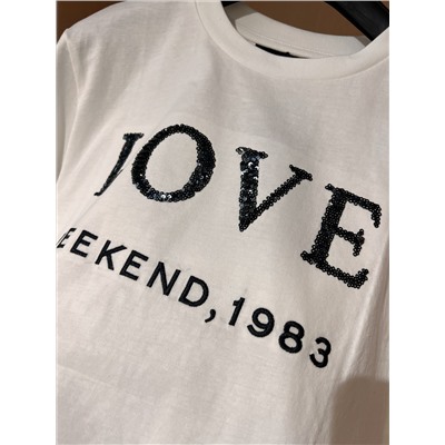Футболки WEEKEND MAX MARA 26-style LOVE letter 1983. Эта серия — точная копия оригинального дизайна, с очень аккуратной строчкой и этикеткой, изготовленной на заказ. Изготовлены из комфортной и приятной для кожи ткани из чистого хлопка.