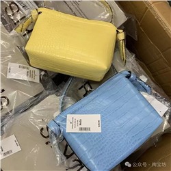 Небольшая женская сумка в двух цветах  Идет с длинным ремешком Искуственная кожа