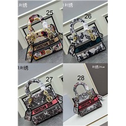 Небольшая сумка с вышивкой и широким плечевым ремнем  Lady D Christia*n Dio*r