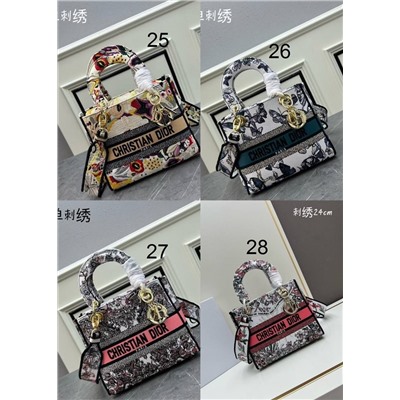 Небольшая сумка с вышивкой и широким плечевым ремнем  Lady D Christia*n Dio*r