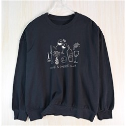 Пуловер с круглым вырезом, спущенными плечами и свободным кроем.