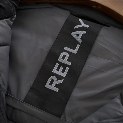 Очень легкая мужская стеганная куртка  Repla*y