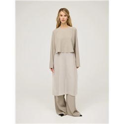 Бежевая блузка с шелковой юбкой