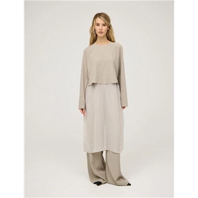 Бежевая блузка с шелковой юбкой