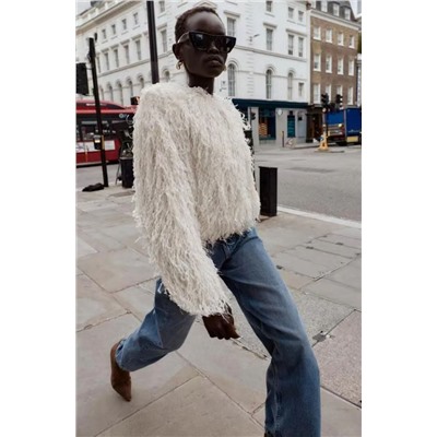 Стильный женственный жакет с блестящими шелковыми кисточками и отделкой из перьев.