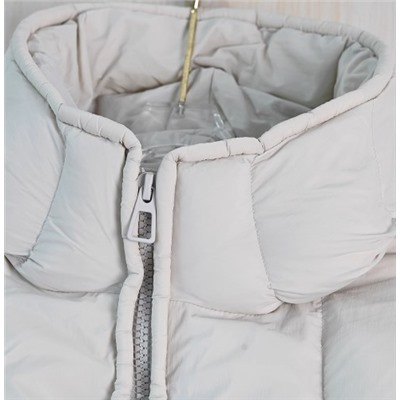 Женский толстый и пушистый жилет из белого утиного пуха с капюшоном