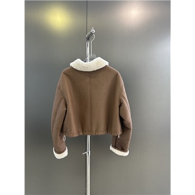 Fendi 2024 AW цельная импортная короткая куртка из немецкого меха с крокодиловым узором Оборудование и детали отлиты по индивидуальному заказу.