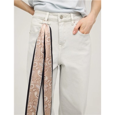 Серые зауженные джинсы с платком