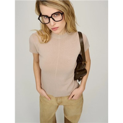 Бежевый джемпер вязаный с воротником стойкой