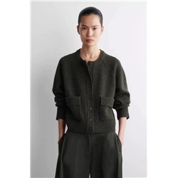 Утолщенный вязаный кардиган в непринужденном стиле